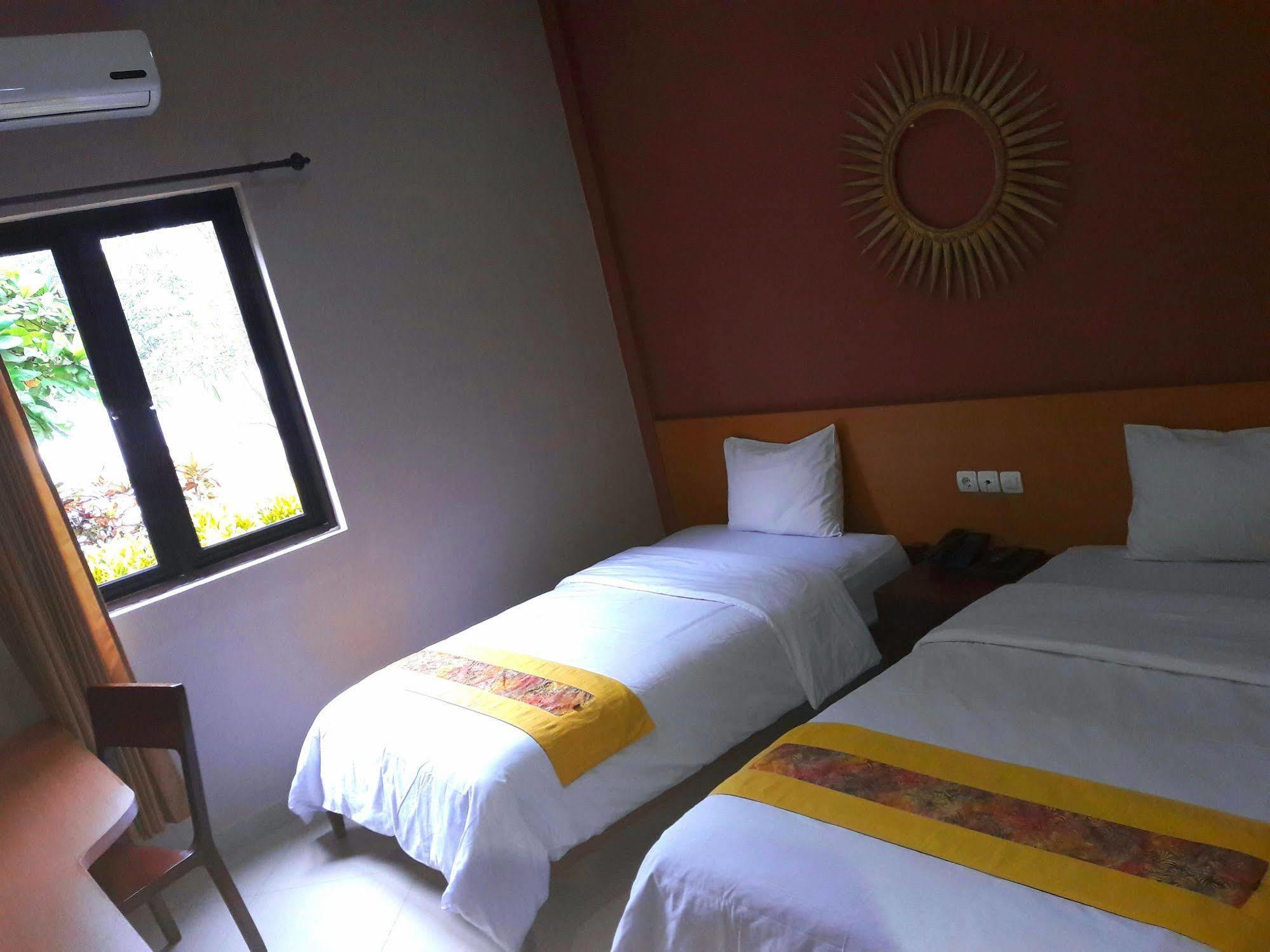 Hotel Transit Pasuruan Εξωτερικό φωτογραφία