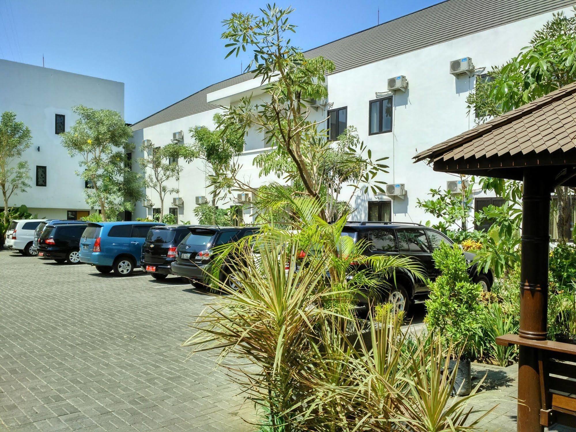 Hotel Transit Pasuruan Εξωτερικό φωτογραφία