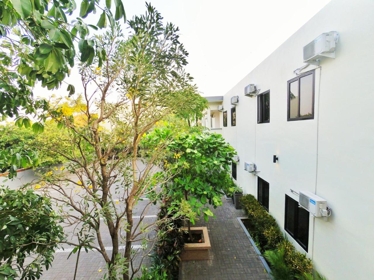 Hotel Transit Pasuruan Εξωτερικό φωτογραφία